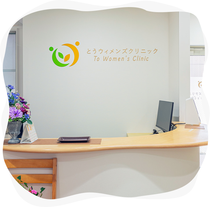 笑顔で歩いている女性の様子